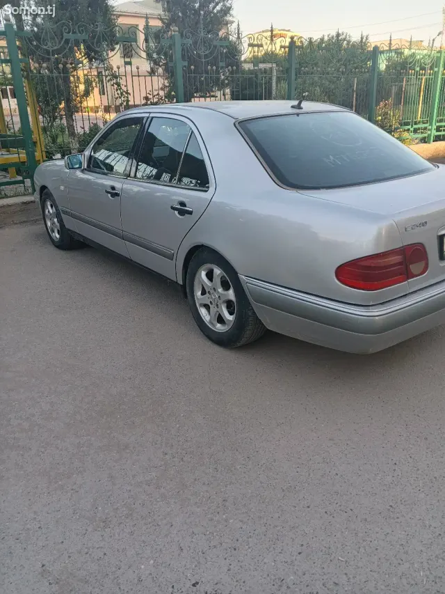 Mercedes-Benz E class 1998 · 3.2 AT