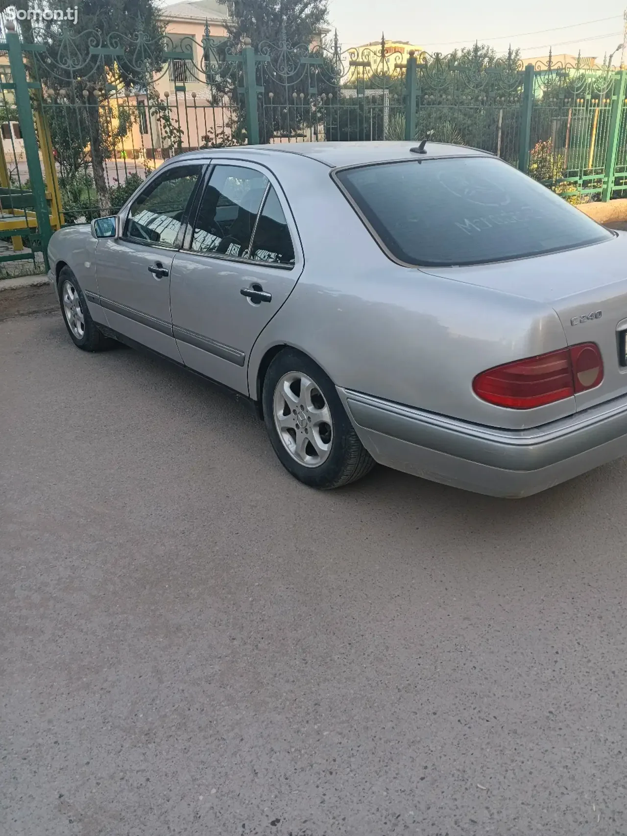 Mercedes-Benz E class 1998 · 3.2 AT