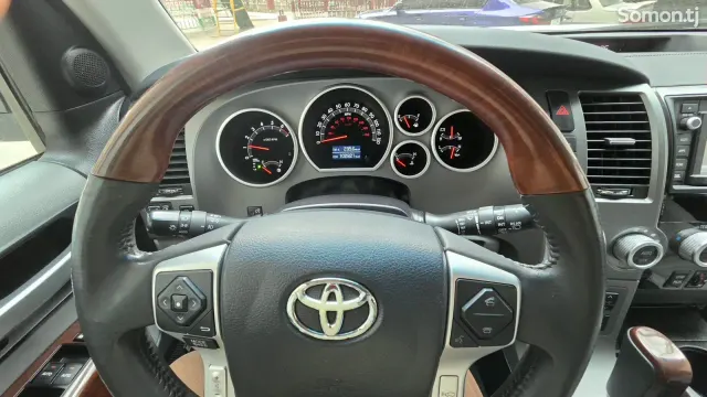 Toyota Sequoia 2018 · 5.7 AT
