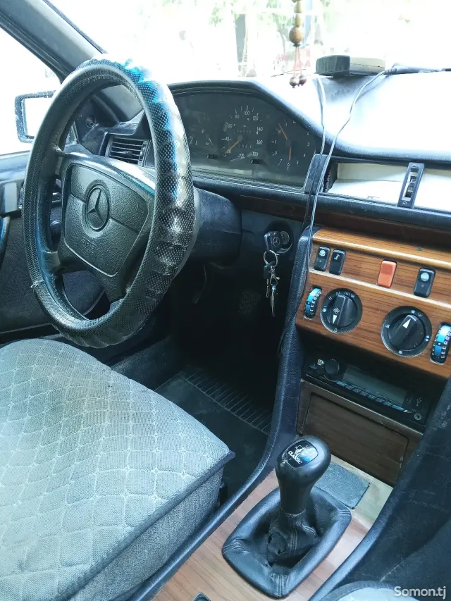 Mercedes-Benz W124 1993 · 1.6 MT
