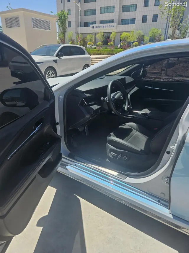 Toyota Camry 2025 · 2.0 AT