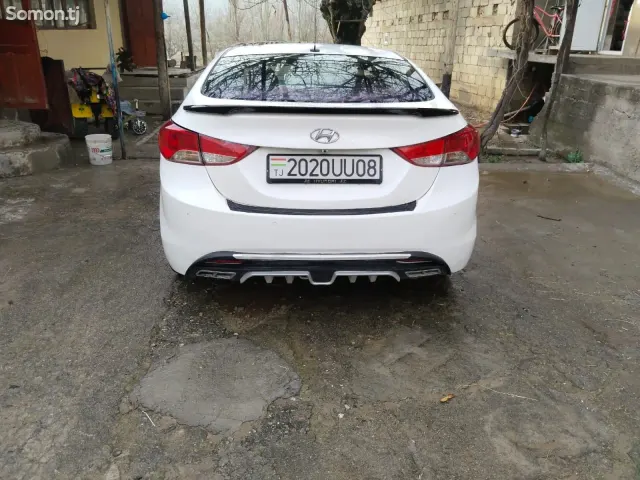 Hyundai Avante 2013 · 1.6 AT