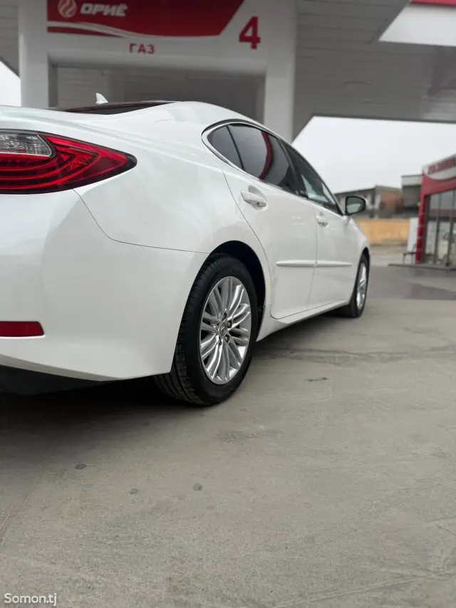 Lexus ES series 2013 · 3.5 AT