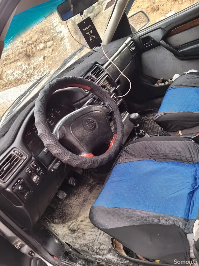 Opel Vectra A 1994 · 1.6 MT