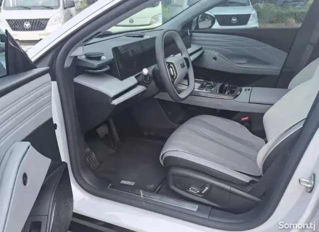 Geely Galaxy E8 2025 · AT