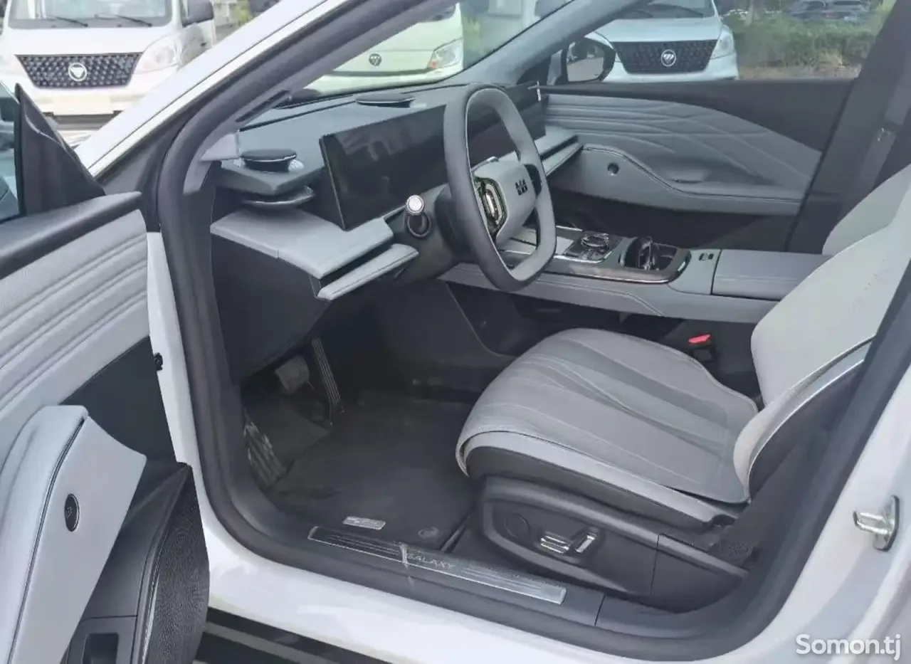 Geely Galaxy E8 2025 · AT