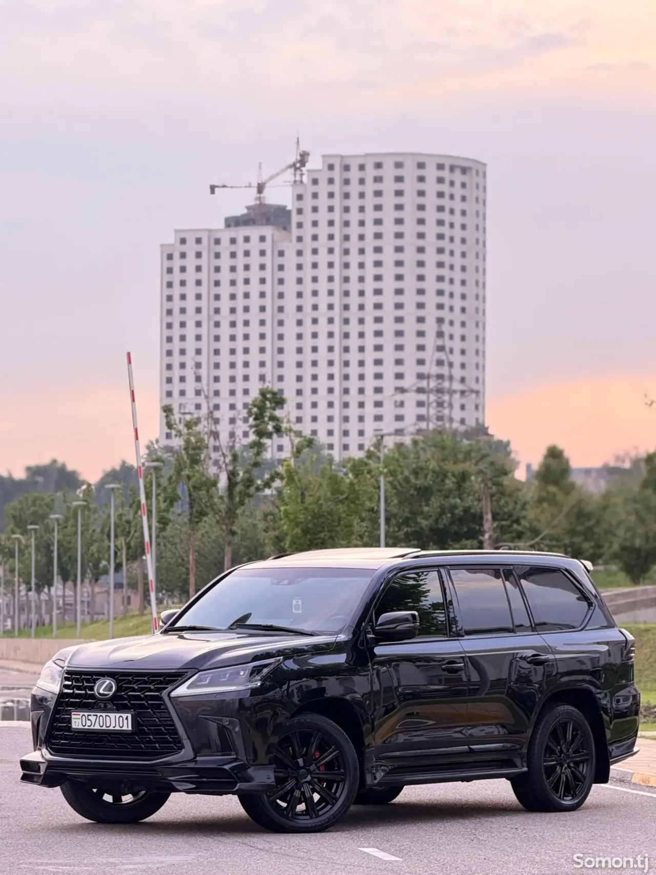 Lexus LX series 2017 · 5.7 AT