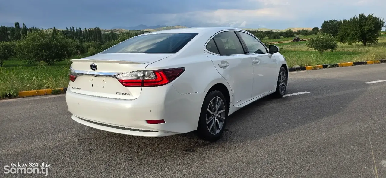 Lexus ES series 2016 · 2.5 AT