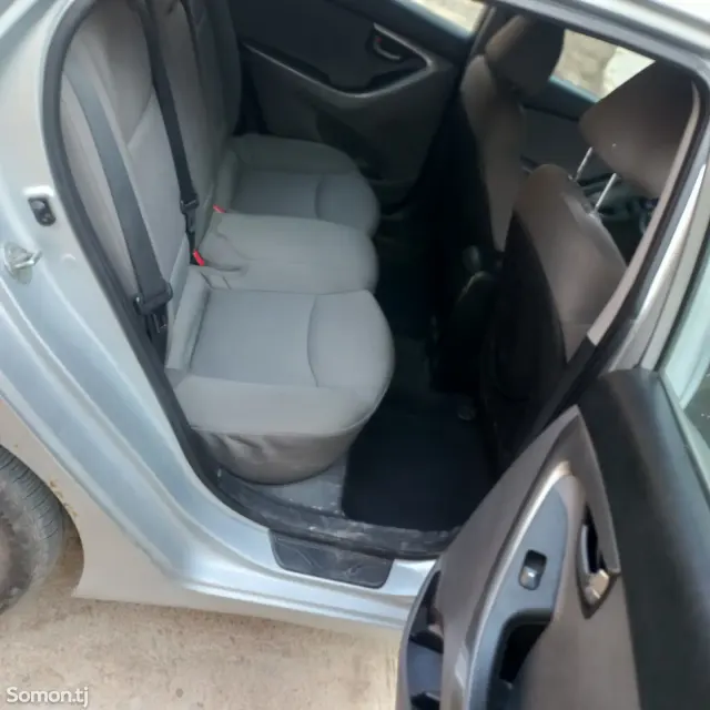 Hyundai Elantra 2012 · 1.8 MT