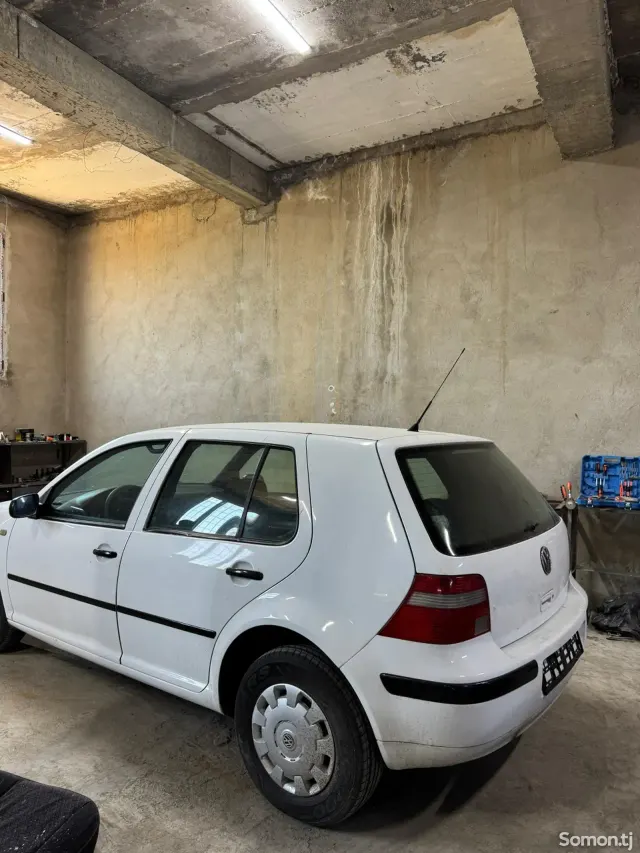 Volkswagen Golf 1998 · 1.4 MT