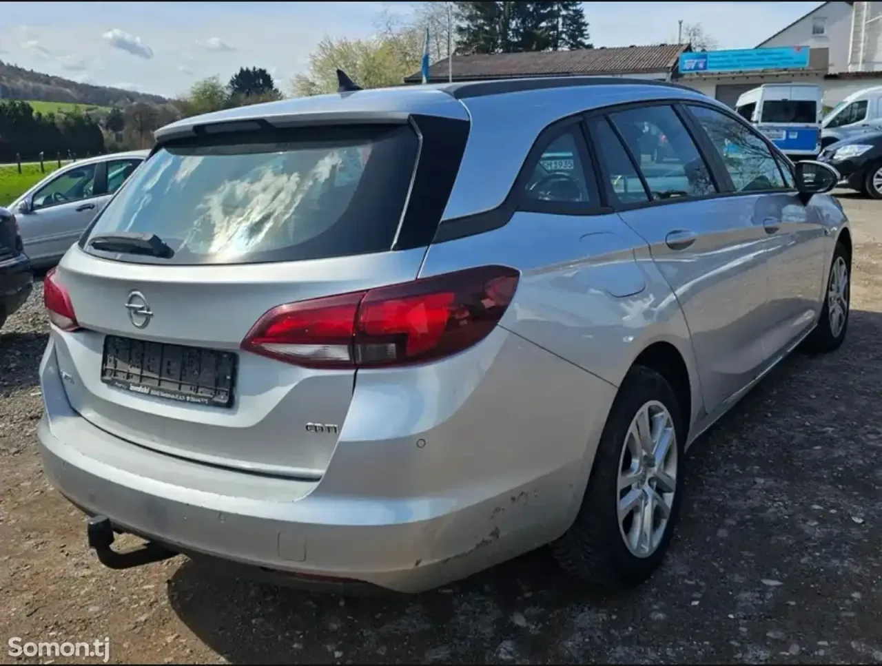 Opel Astra K 2017 · 1.6 AT