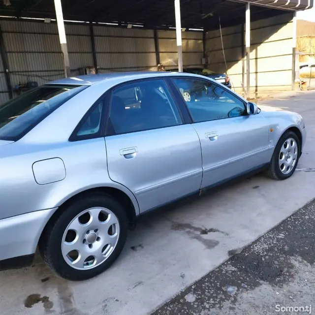 Audi A4 1998 · 1.8 MT