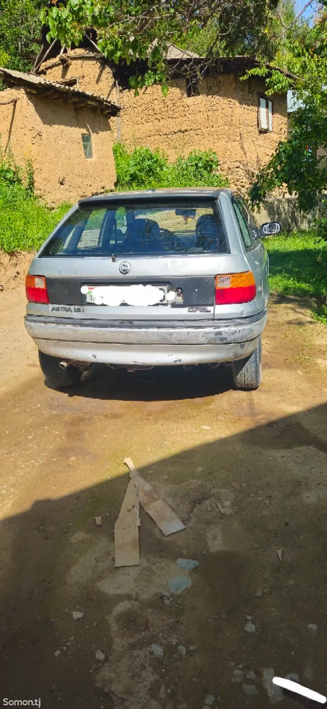 Opel Astra F 1992 · 1.6 MT
