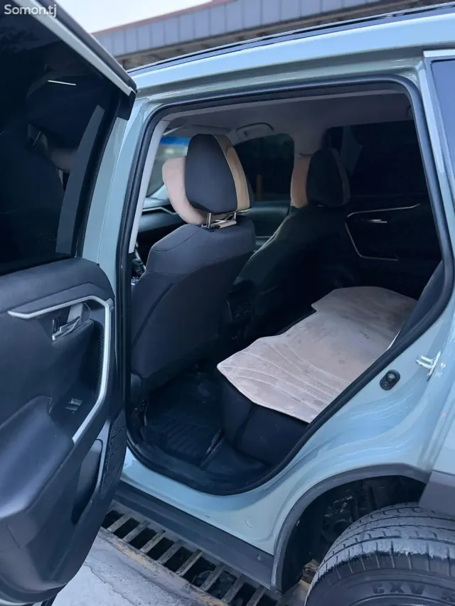 Toyota RAV 4 2020 · 2.5 AT