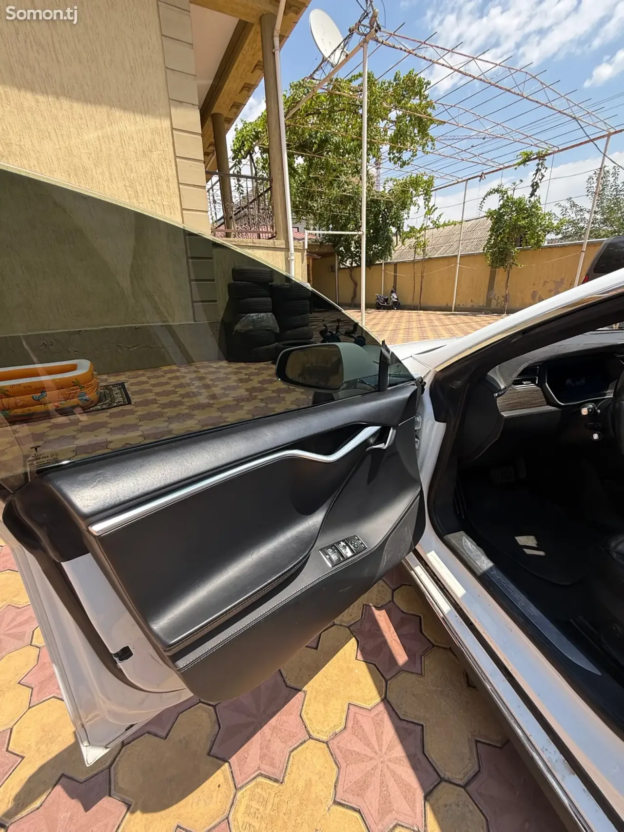 Tesla Model S 2015 · AT