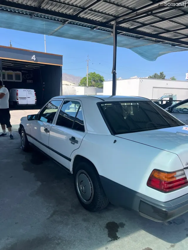 Mercedes-Benz W124 1987 · 2.0 MT