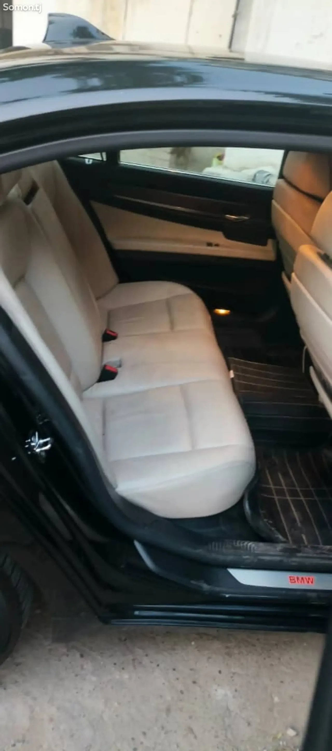 BMW 7 series 2011 · 4.4 AT