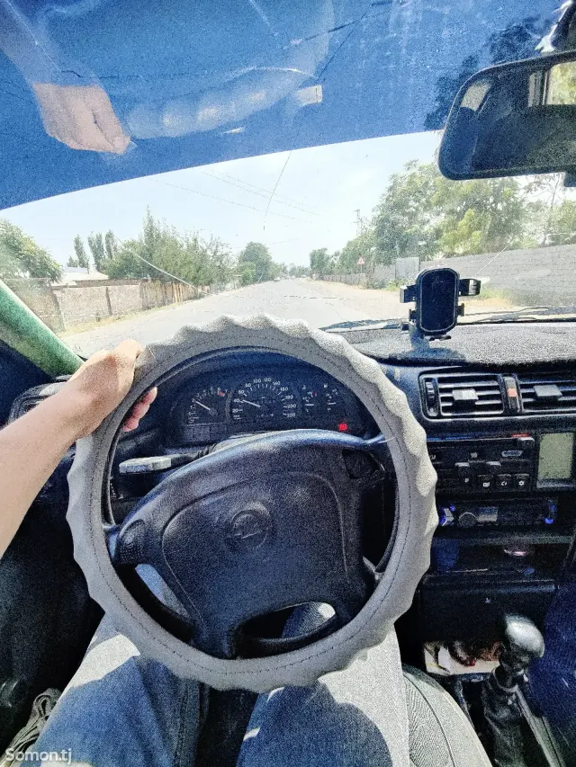 Opel Vectra A 1995 · 1.6 MT