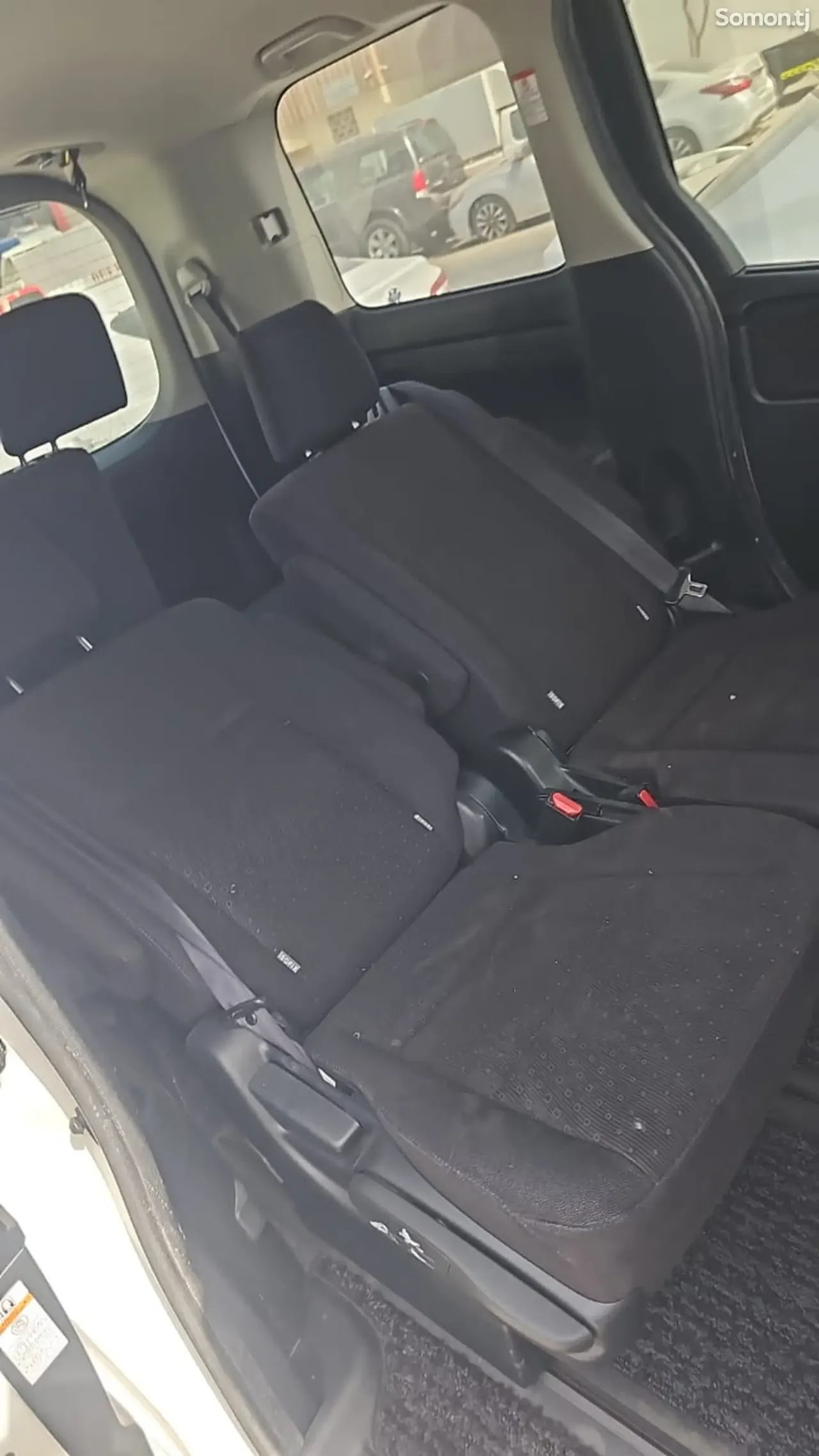 Toyota Voxy 2014 · AT
