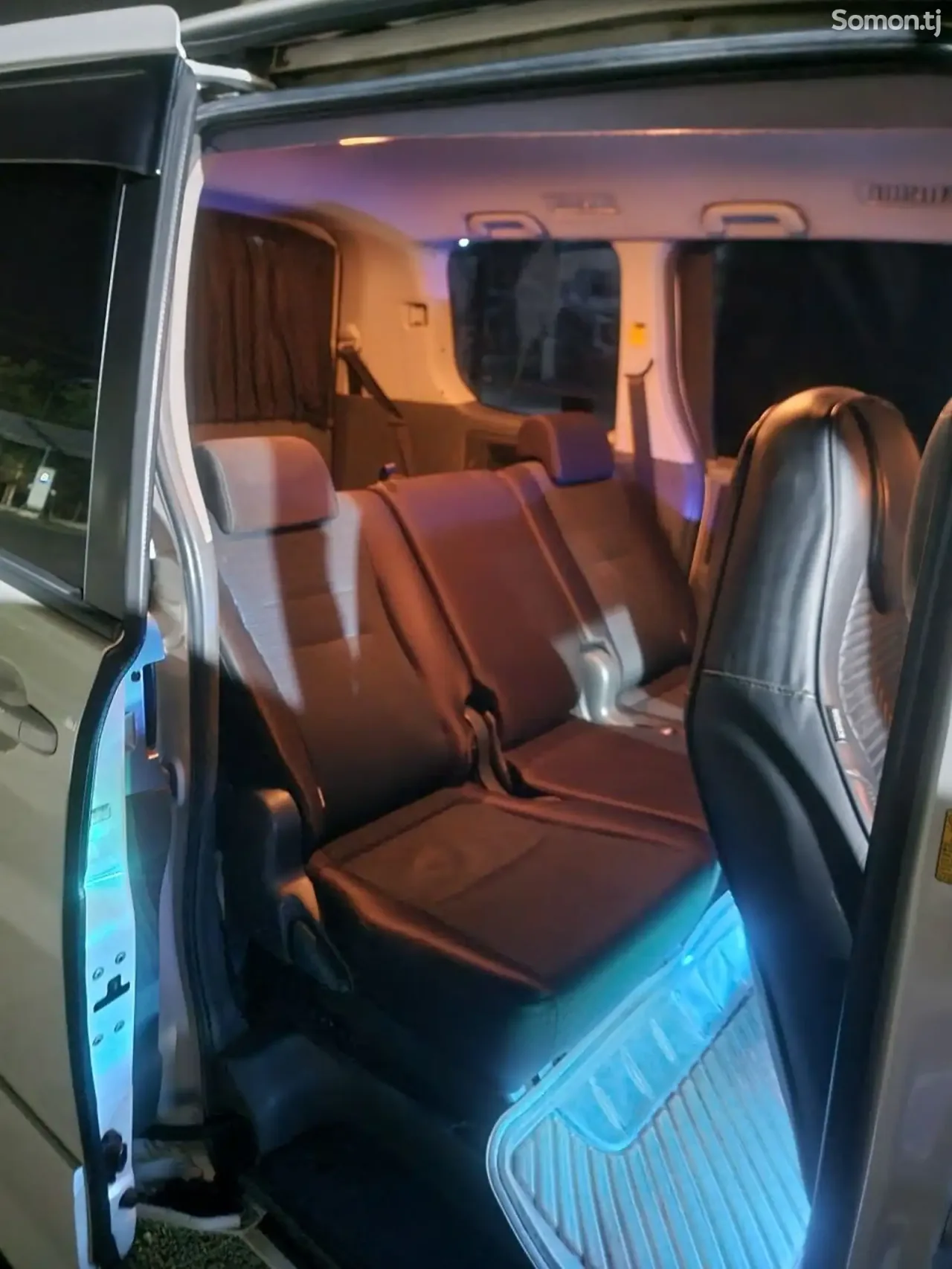 Toyota Voxy 2008 · 2.0 AT