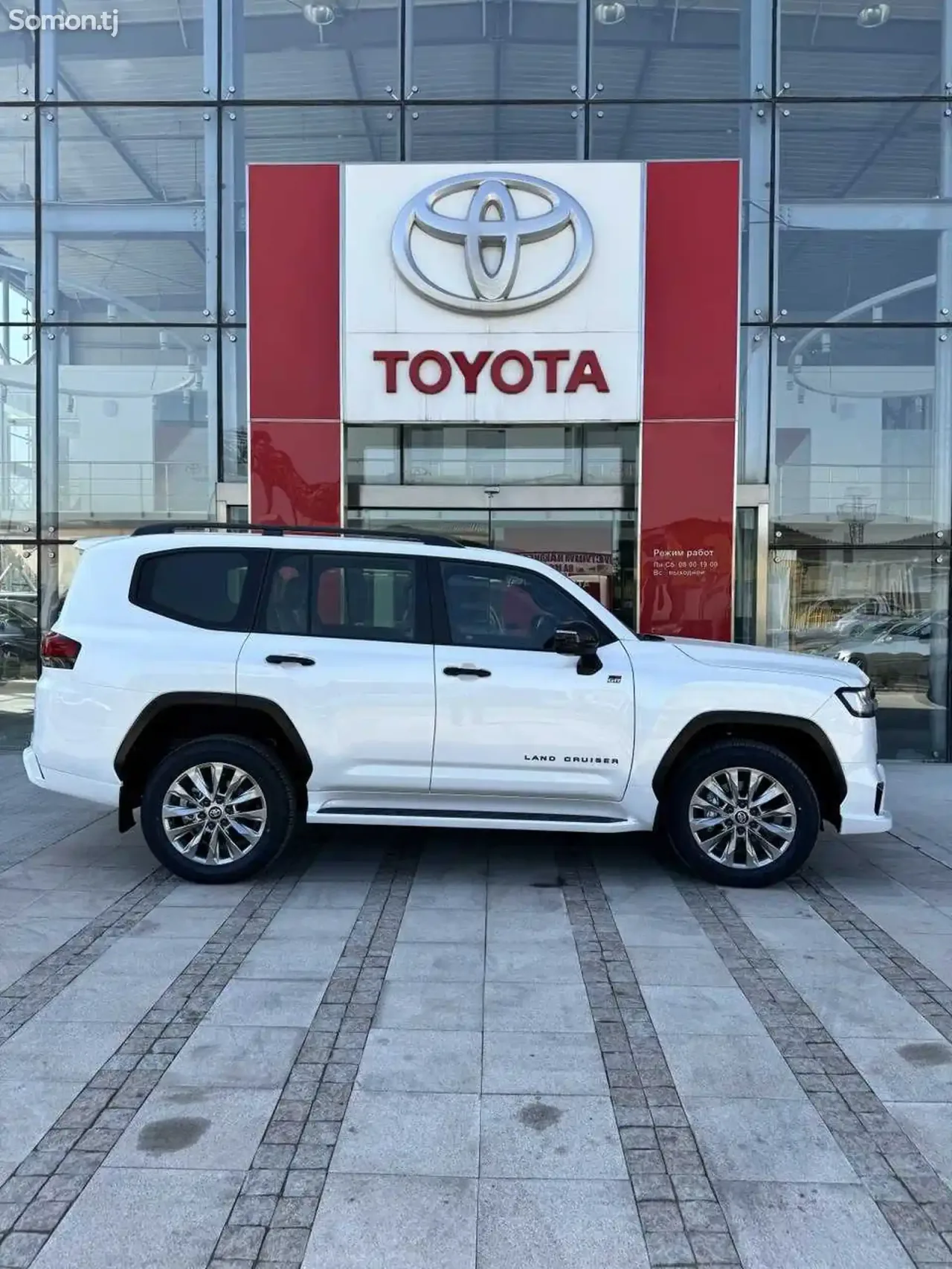 Toyota Land Cruiser 2023 · 3.5 AT