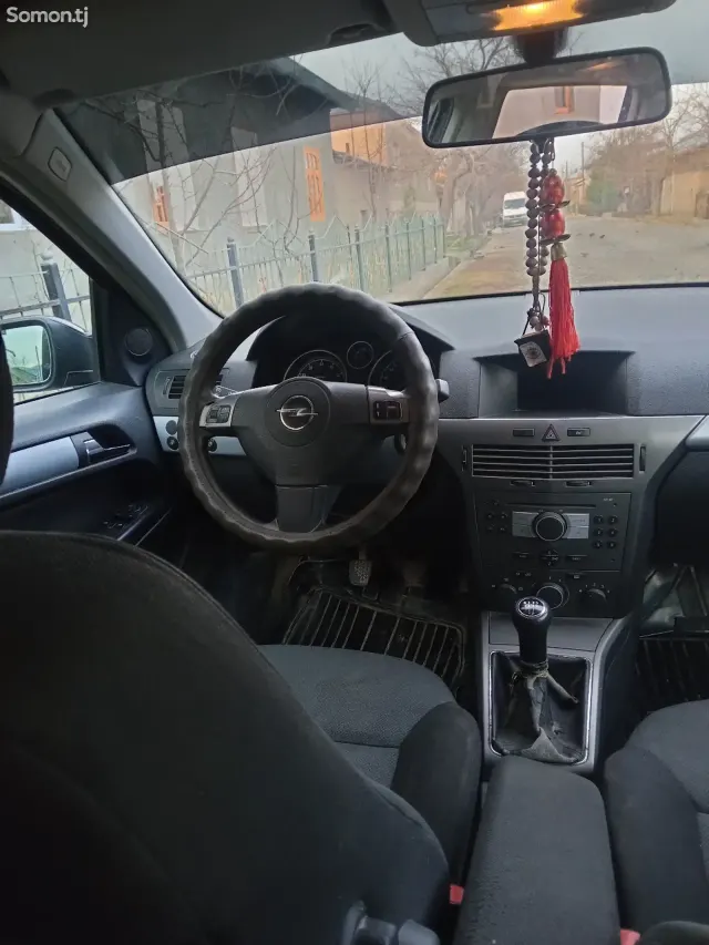 Opel Astra H 2005 · 1.4 MT
