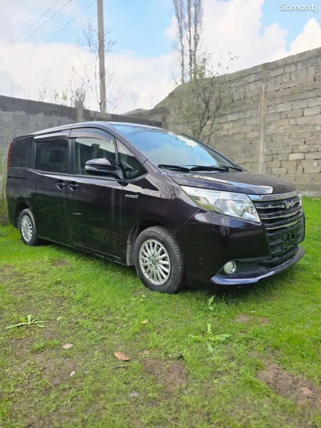 Toyota Noah 2014 · 2.0 AT