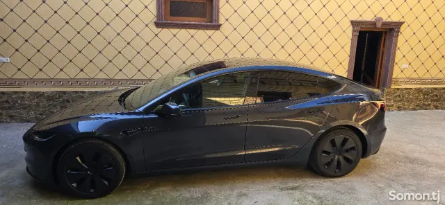 Tesla Model 3 2025 · AT