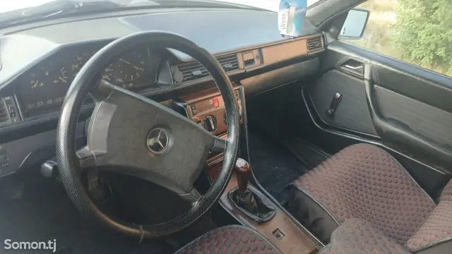 Mercedes-Benz W124 1988 · 2.0 MT
