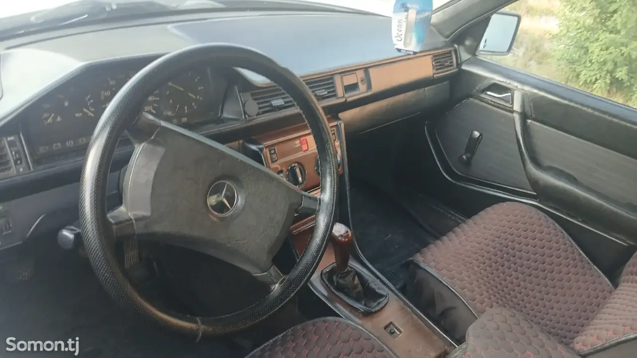 Mercedes-Benz W124 1988 · 2.0 MT