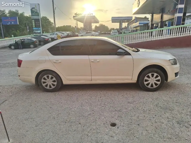 Skoda Octavia 2015 · 1.6 MT
