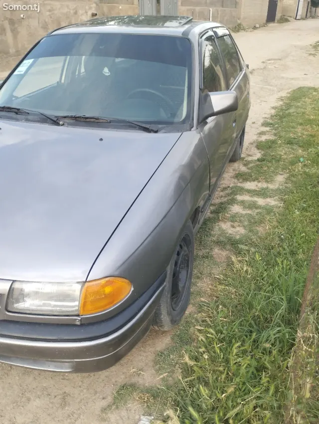 Opel Astra F 1993 · 1.6 MT