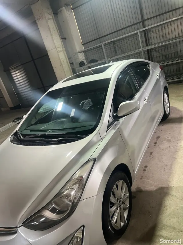 Hyundai Elantra 2015 · 1.8 AT