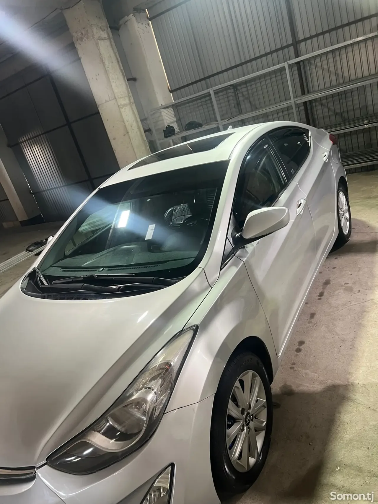 Hyundai Elantra 2015 · 1.8 AT