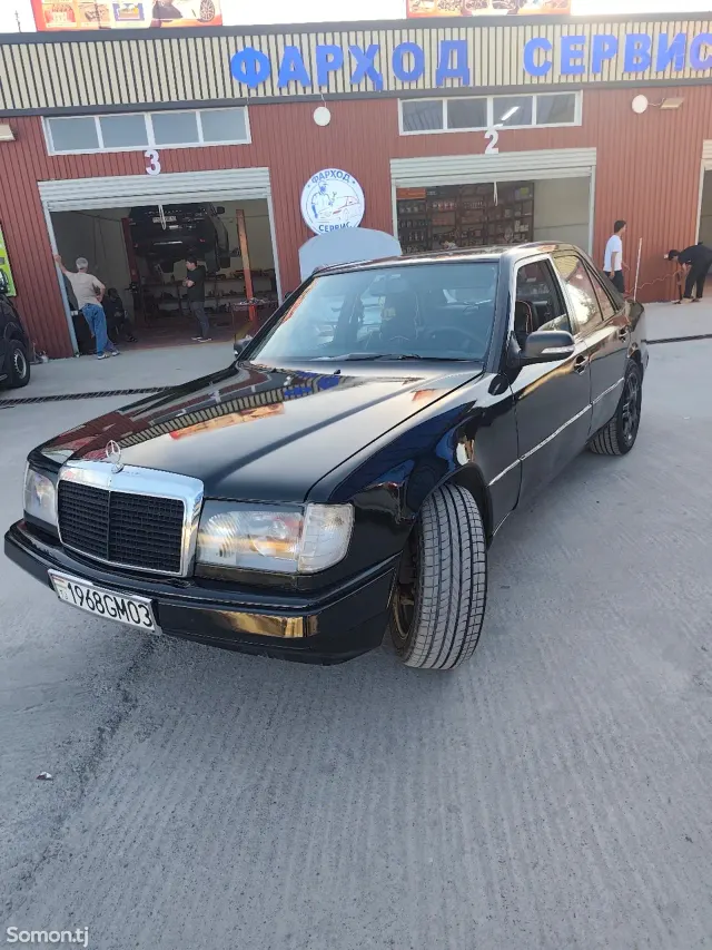 Mercedes-Benz W124 1988 · 2.5 MT