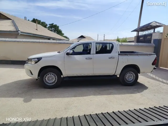 Toyota Hilux 2016 · 2.4 MT