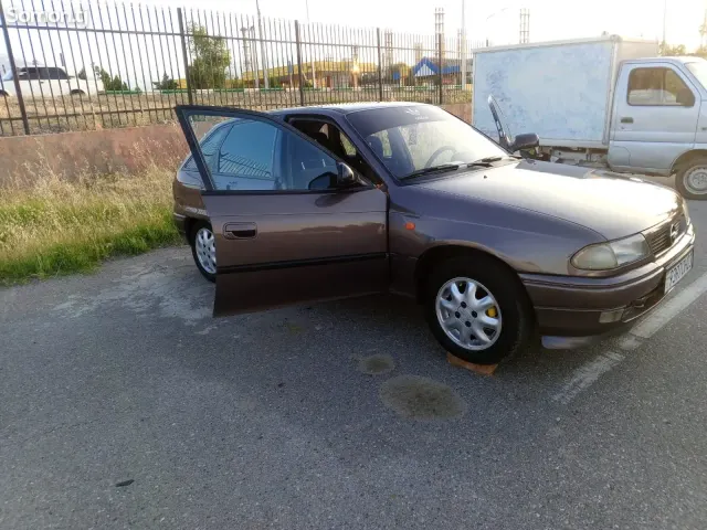 Opel Astra F 1998 · 1.6 MT