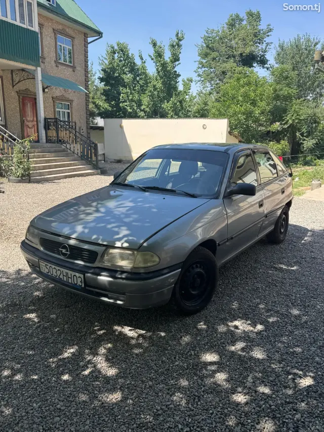 Opel Astra F 1995 · 1.6 MT