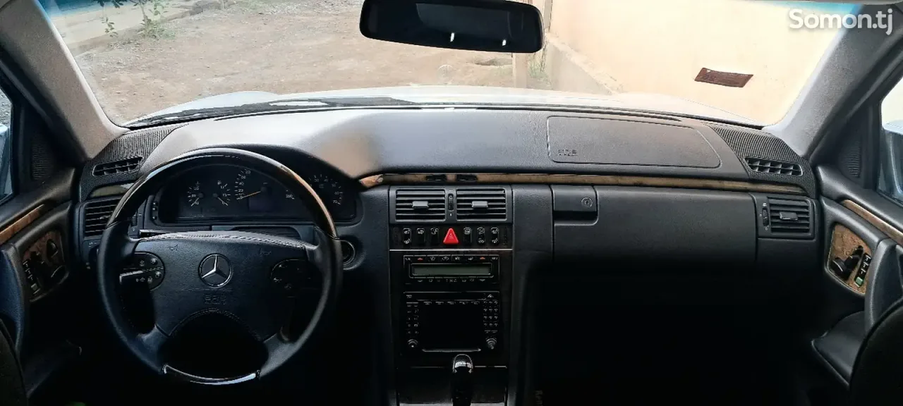 Mercedes-Benz E class 2001 · 3.2 AT