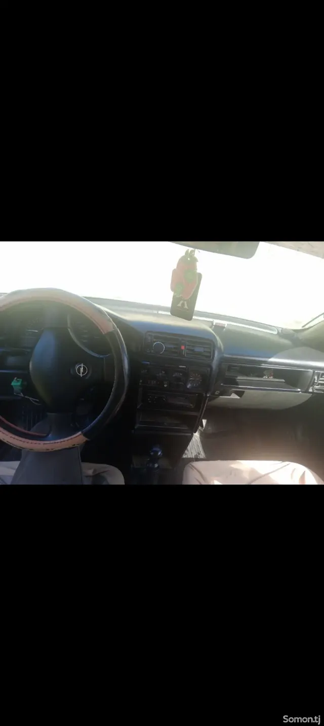 Opel Vectra A 1990 · 1.6 MT