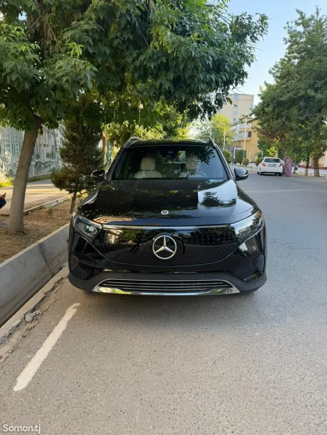 Mercedes-Benz EQB 2025 · AT