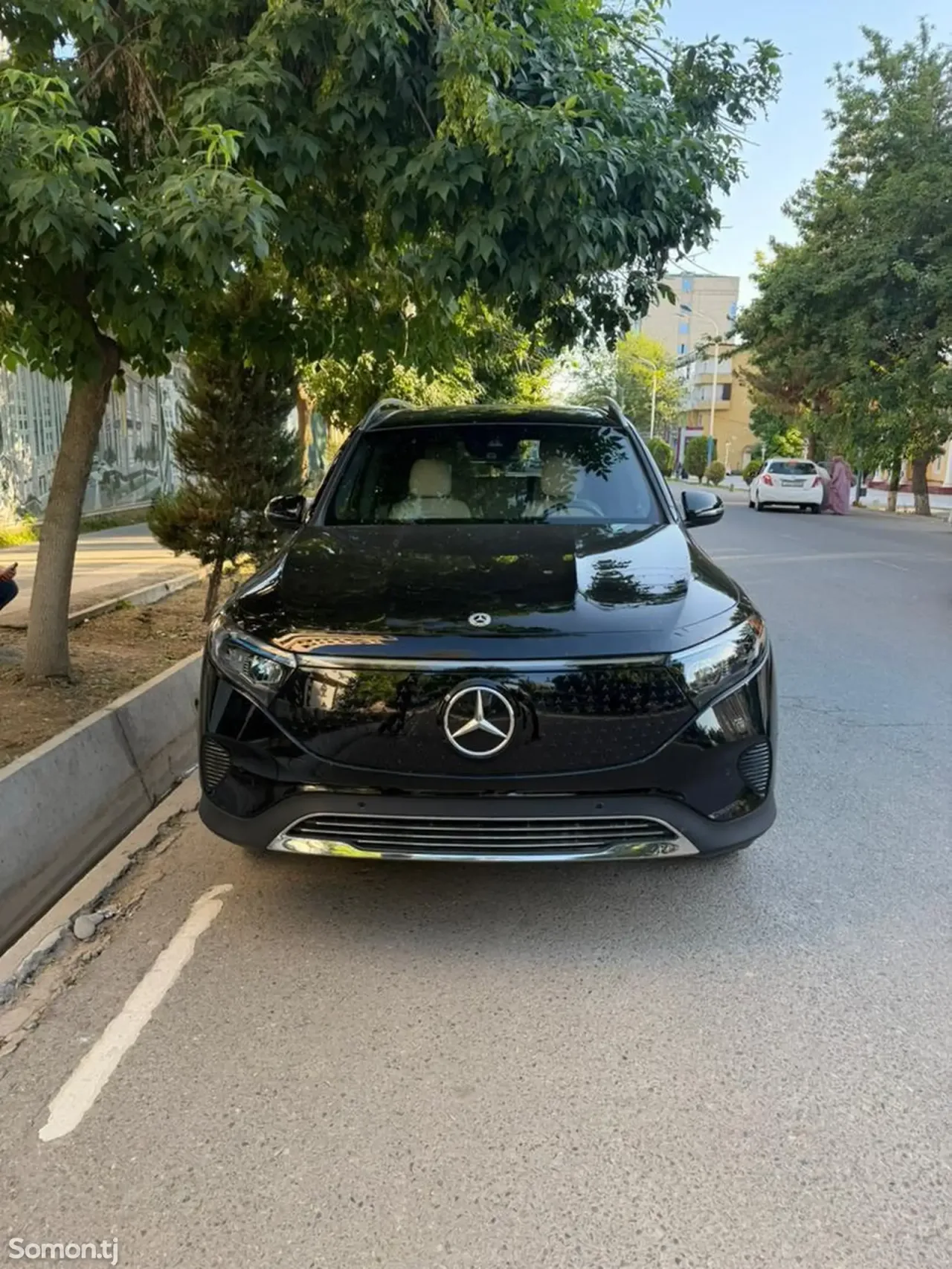 Mercedes-Benz EQB 2025 · AT
