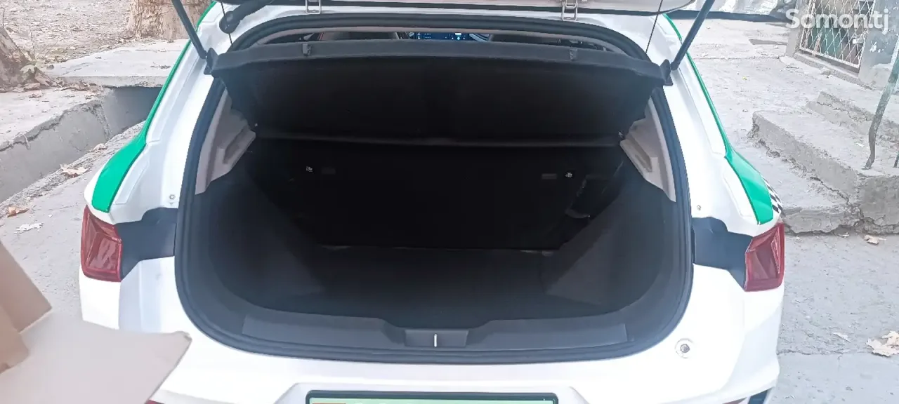 BYD E2 2023 · AT