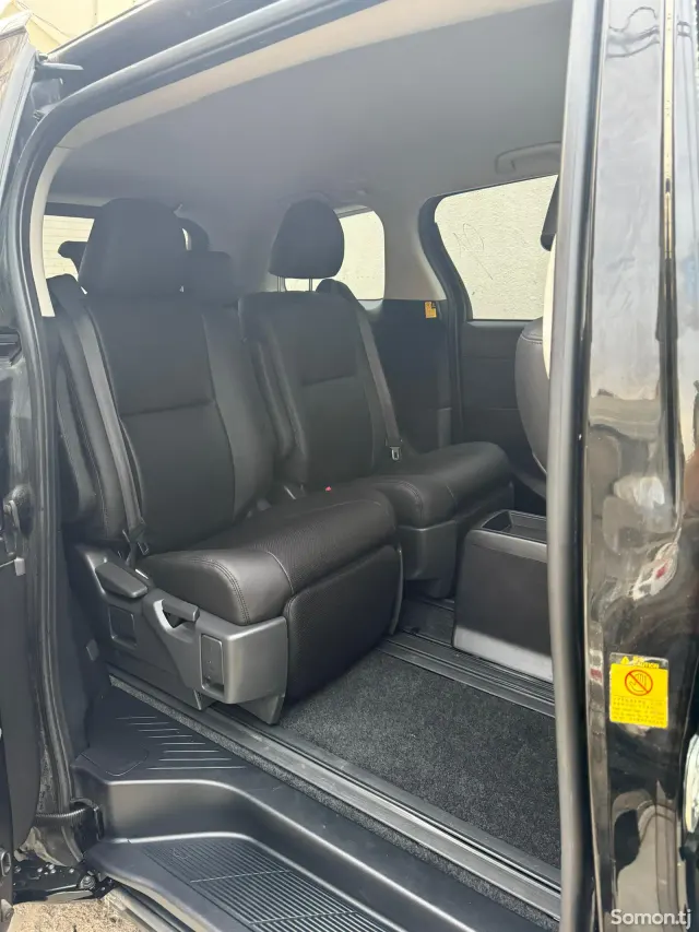 Toyota Estima 2014 · 2.4 AT