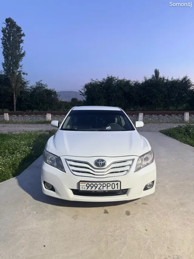 Toyota Camry 2010 · AT