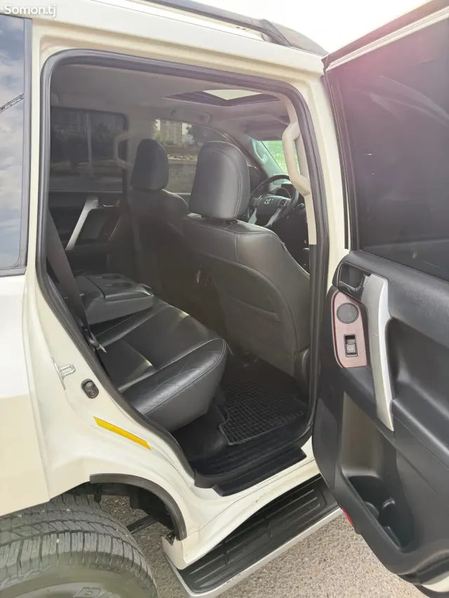 Toyota Land Cruiser Prado 2016 · 2.8 AT