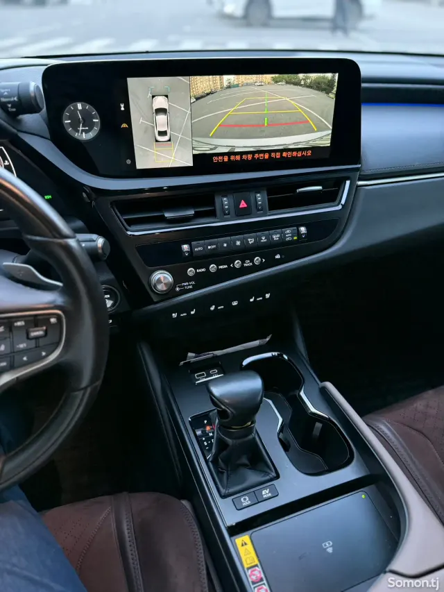 Lexus ES series 2024 · 3.0 AT