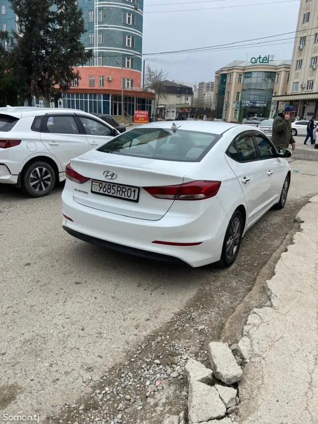 Hyundai Elantra 2017 · 2.0 AT