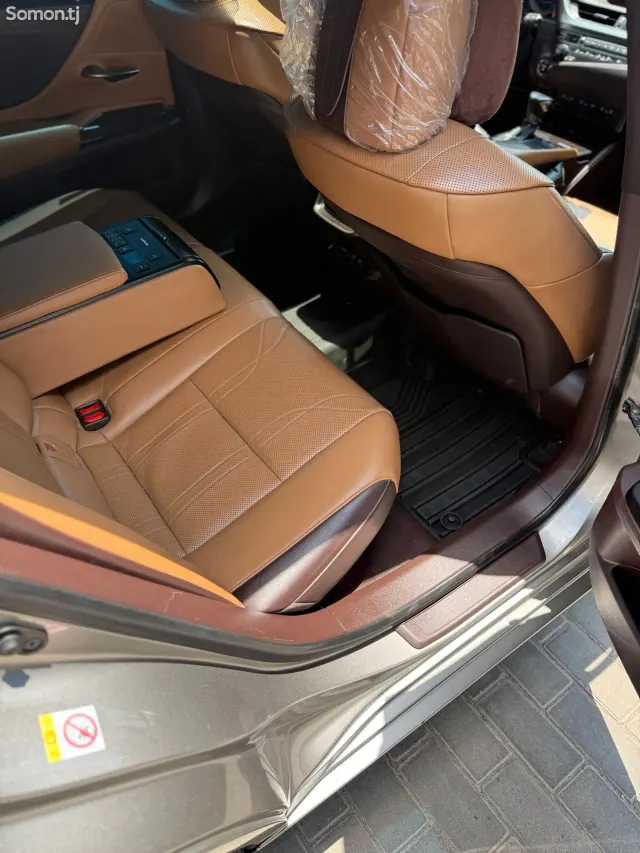 Lexus ES series 2020 · 2.5 AT