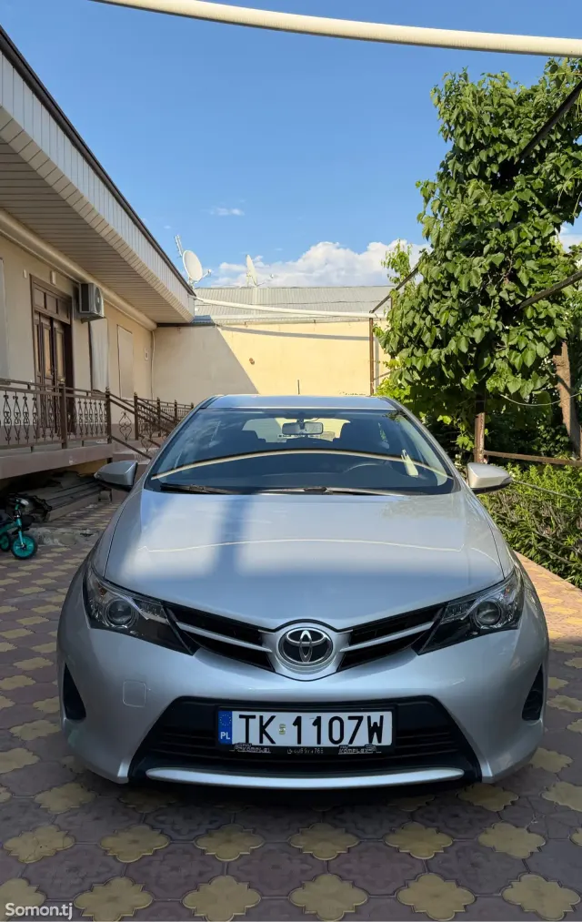 Toyota Auris 2014 · 1.6 MT